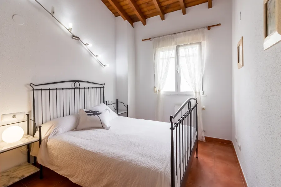 Dormitorio con cama de matrimonio de 140