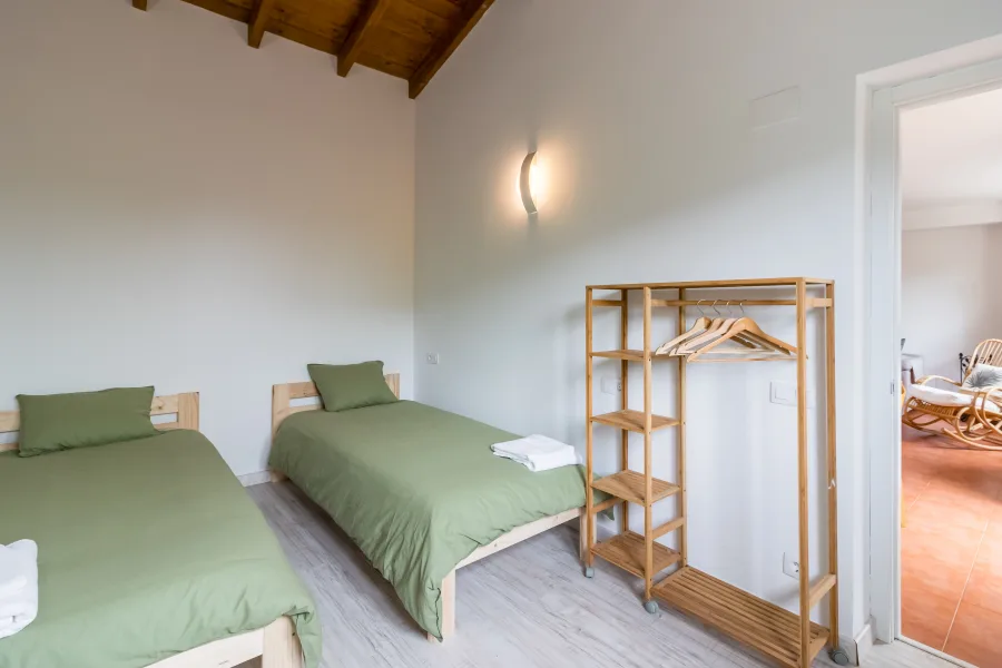 Dormitorio con dos camas individuales