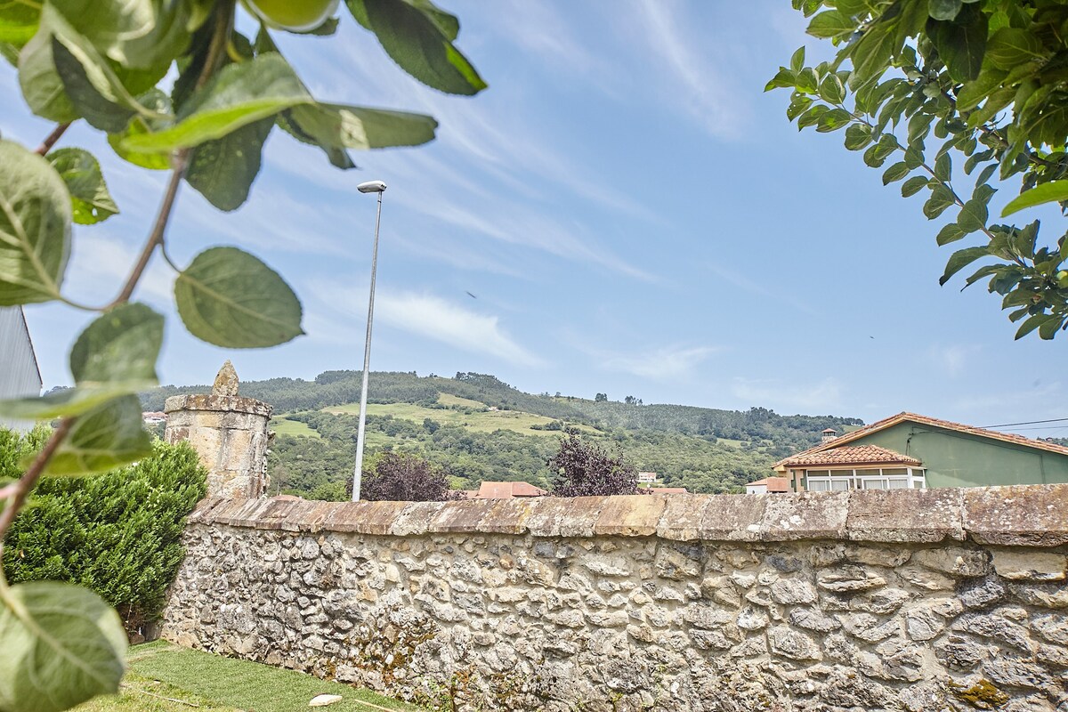 Jardín privado con césped de Casa Rural Margarita