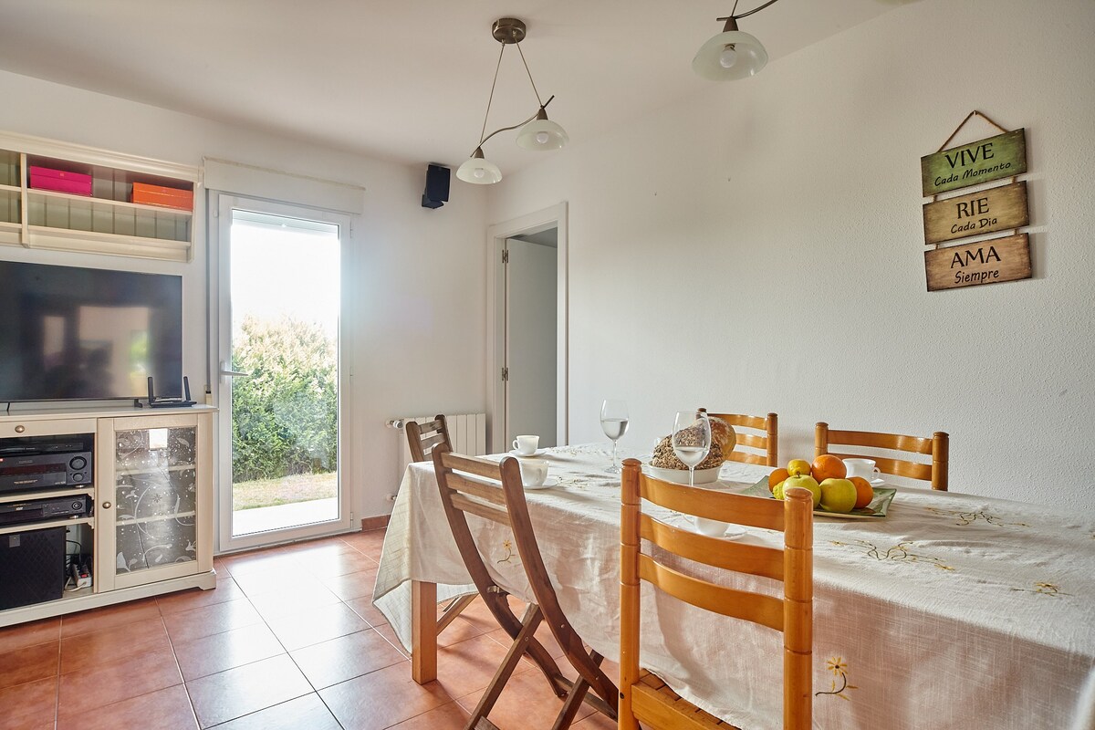 Salón comedor con sofá y mesa para 8 personas
