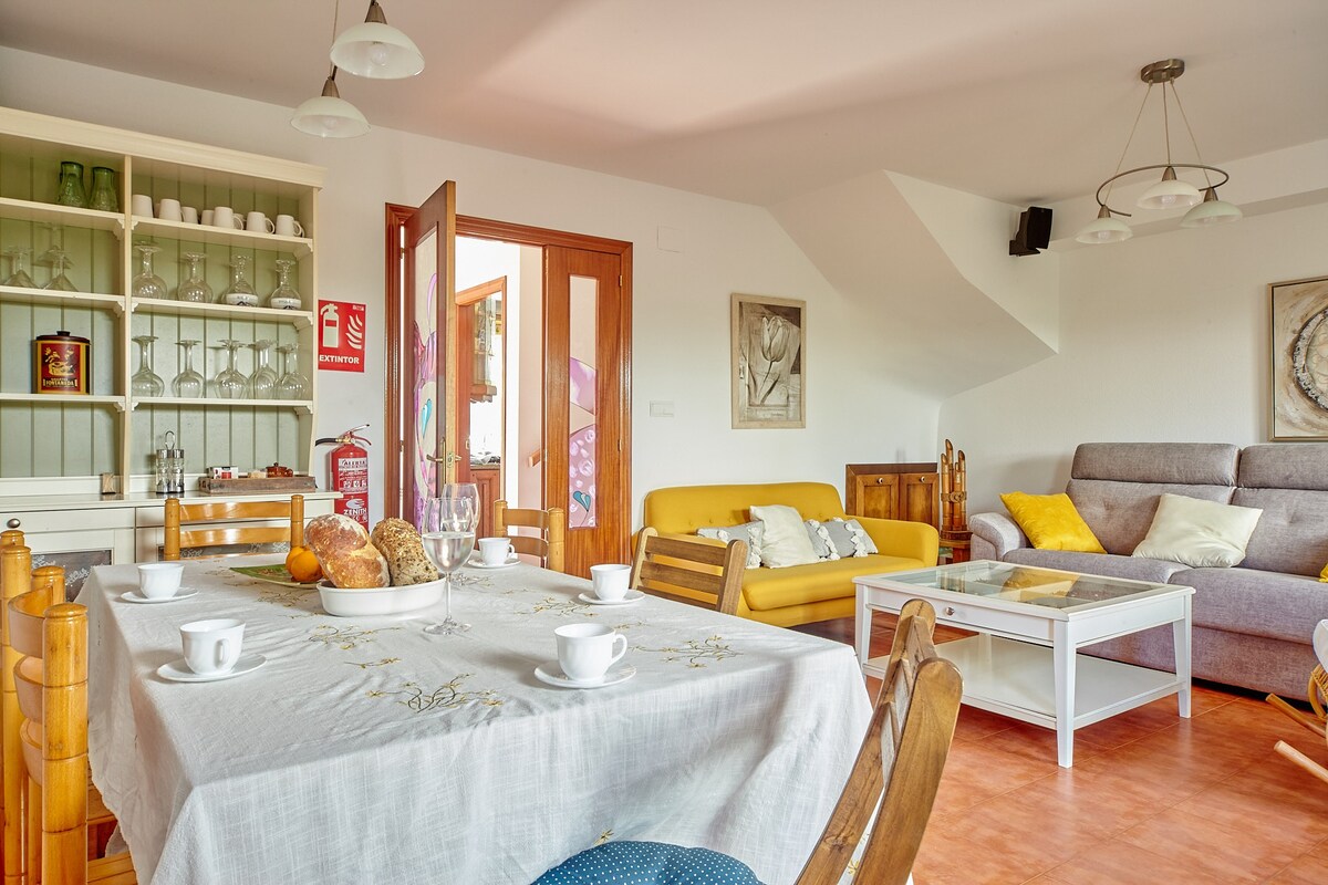 Salón de Casa Rural Margarita con sofá y televisión